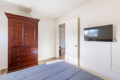 Ranchview Retreat Charming 4BR home in Ramonaにあるテレビまたはエンターテインメントセンター