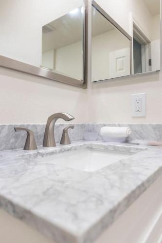 Ranchview Retreat Charming 4BR home in Ramonaにあるバスルーム