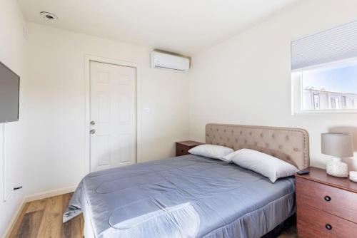 Ranchview Retreat Charming 4BR home in Ramonaにあるベッド