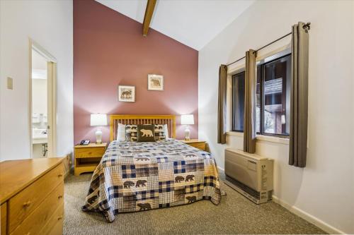 Postel nebo postele na pokoji v ubytování Cedarbrook Queen Suite 109