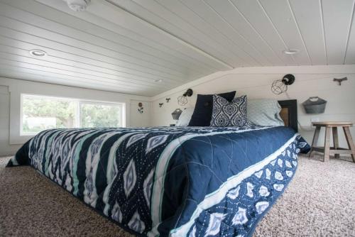 Ένα ή περισσότερα κρεβάτια σε δωμάτιο στο Simply Southern Tiny House Retreat