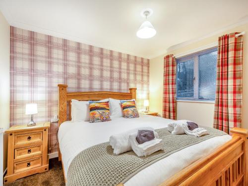sypialnia z łóżkiem z ręcznikami w obiekcie Argyle House w mieście Rothesay