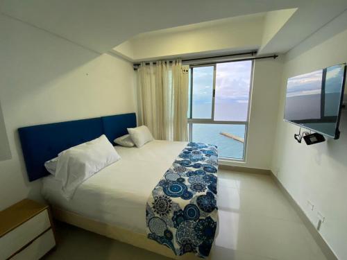 1 dormitorio con cama y ventana grande en Apartamento Palmetto Eliptic 23 ICDI, en Cartagena de Indias