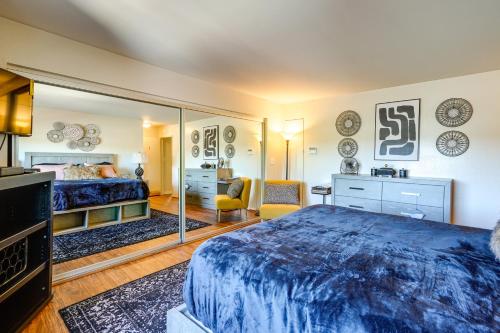 1 dormitorio con 1 cama grande y espejo en Vallejo Vacation Rental Close to Wine and Outdoors, en Vallejo