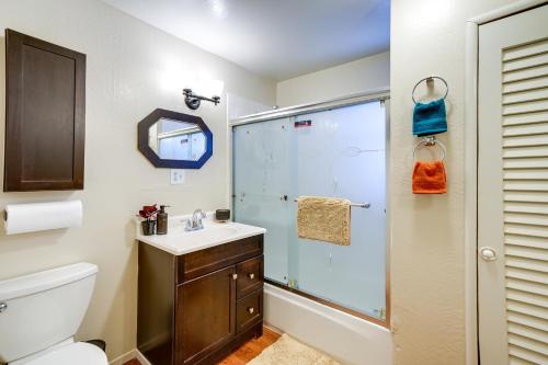 y baño con ducha, aseo y lavamanos. en Vallejo Vacation Rental Close to Wine and Outdoors, en Vallejo