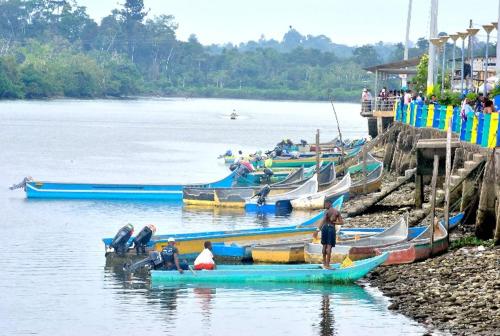 un groupe de personnes à bord de bateaux dans l'eau dans l'établissement casa amoblada, 