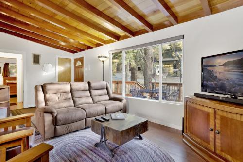 uma sala de estar com um sofá e uma televisão em 2004- Vogel Haus home em Big Bear Lake