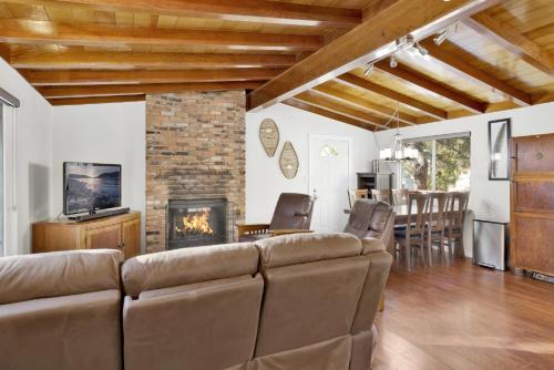 uma sala de estar com um sofá e uma lareira em 2004- Vogel Haus home em Big Bear Lake