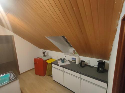 - une vue de tête sur une cuisine avec un plafond en bois dans l'établissement Ferienwohnung Burmester, à Wittenborn