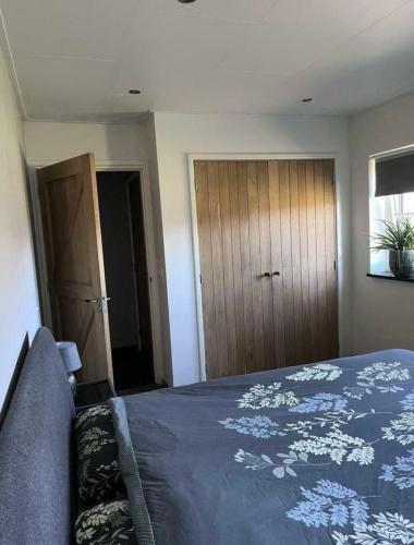 Ένα ή περισσότερα κρεβάτια σε δωμάτιο στο Vakantiewoning 't Veldzicht