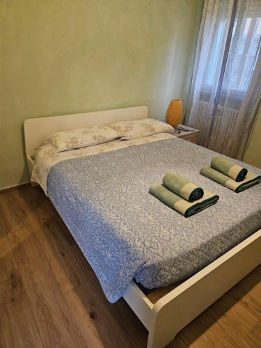 1 dormitorio con 1 cama con 2 toallas en Camera Matrimoniale, en Padua