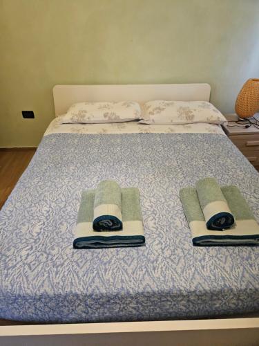 un letto con due asciugamani e due cuscini sopra di Camera Matrimoniale a Padova