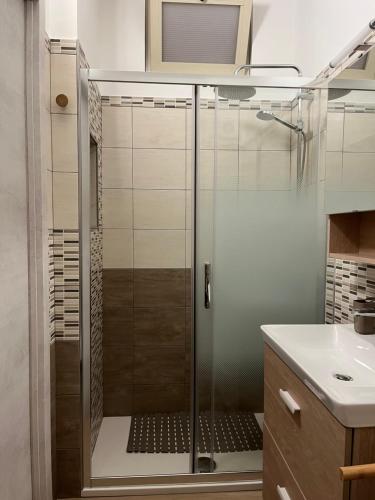 eine Dusche mit Glastür im Bad in der Unterkunft Casa Vacanza Donna Laura in Barcellona-Pozzo di Gotto
