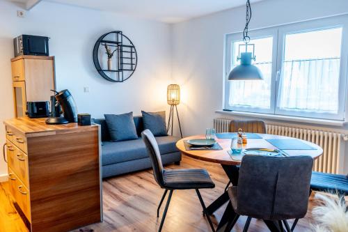 uma sala de estar com um sofá azul e uma mesa em Ferienwohnung in bester Lage 2 em Rust