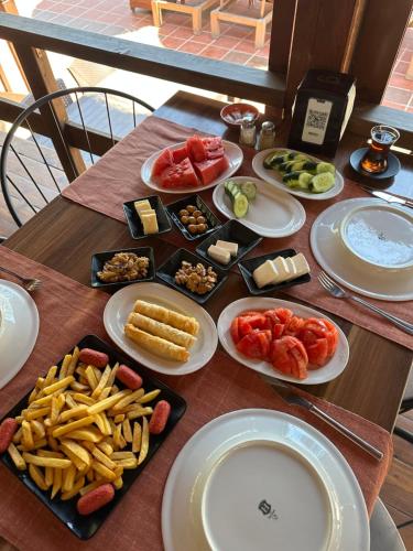 una mesa con muchos platos de comida. en Olympos Village Relaxury Hotel, en Olympos