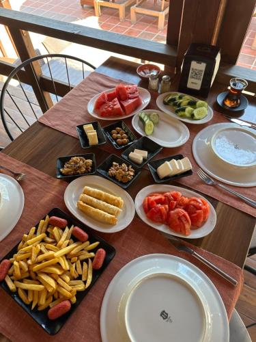 uma mesa com muitos pratos de comida em Olympos Village Relaxury Hotel em Olympos