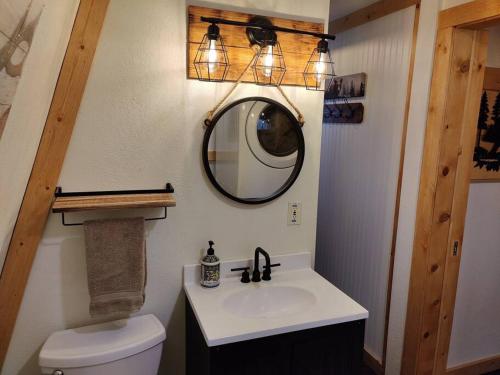 y baño con lavabo, espejo y aseo. en Casa Verde - Near Zion & Bryce National Park en Duck Creek Village
