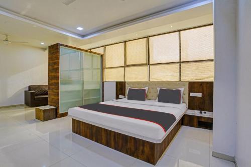 um quarto com uma cama grande num quarto em Hotel Krishna Inn em Mumbai