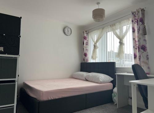 ein kleines Schlafzimmer mit einem Bett und einem Fenster in der Unterkunft 31 in Willerby