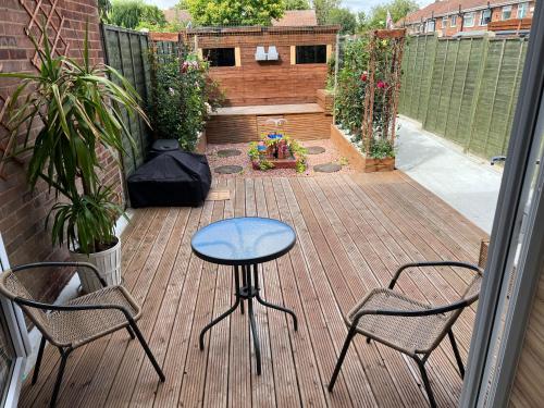 eine Terrasse mit 2 Stühlen und einem Tisch auf einer Terrasse in der Unterkunft 31 in Willerby