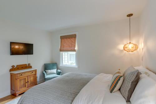 Un pat sau paturi într-o cameră la Cozy Cottage in Historic Village Near Wineries!