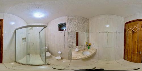 La grande salle de bains est pourvue d'une douche et d'un lavabo. dans l'établissement Flats Maraú - Taipu de Fora Bahia, à Marau