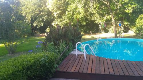 un par de sillas sentadas junto a una piscina en La Escondida - Casa Quinta en los Cardales en Los Cardales
