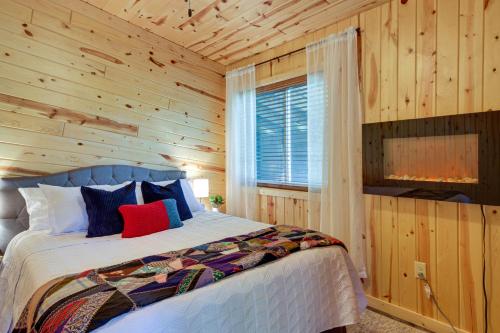 - une chambre avec un lit dans un mur en bois dans l'établissement Lakefront Paradise with Private Boat Dock and Patio, à Deer River