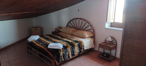- une chambre avec un grand lit et une tête de lit en bois dans l'établissement Lo Scazzamauriello, 