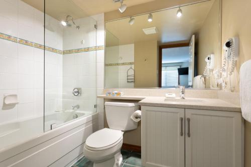 ein Badezimmer mit einem WC, einer Badewanne und einem Waschbecken in der Unterkunft Aspens 466 - Pool & 3 Hot Tubs, BBQ, Gym, Close to Bike Trails - Whistler Platinum in Whistler