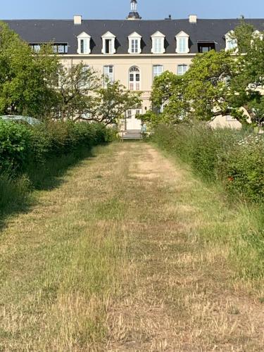 a field of grass in front of a large building at De Lotuspoort met Mihr's B&B in de Abdij van Bornem in Bornem
