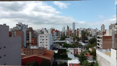 una vista de la ciudad con edificios altos en Elegante Departamento en Barrio Martin en Rosario