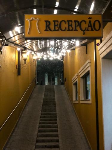 a long hallway with a sign that reads rerecaza at Hotel Villa de Minas in Monte Sião