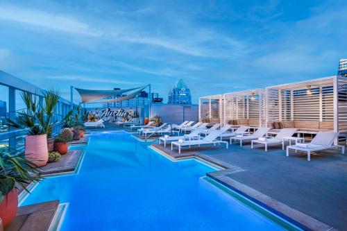 Swimmingpoolen hos eller tæt på Omni Austin Hotel Downtown