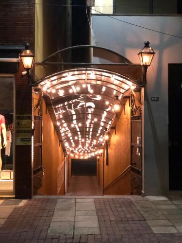 a hallway with a bunch of lights on a building at Hotel Villa de Minas in Monte Sião