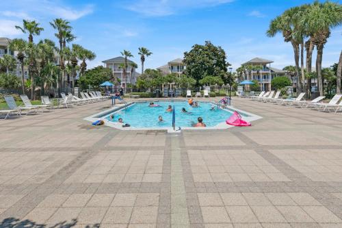 een zwembad in een resort met mensen erin bij Palmetto Palms - 4BR in Emerald Shores in Destin