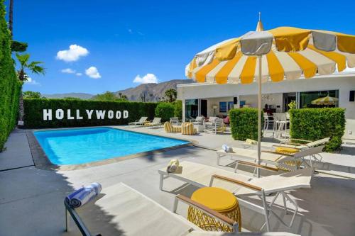Bassenget på eller i nærheten av Palm Springs Luxury Home With a POOL, Next to Downtown & Airport