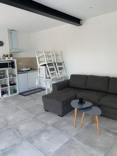 un salon avec un canapé et une table dans l'établissement Appartement Verduron haut, vue Mer, à Marseille