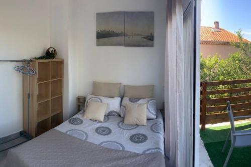 ein Schlafzimmer mit einem Bett und einem Balkon in der Unterkunft Apt Verduron haut vue Mer "La maison du ch K" in Marseille