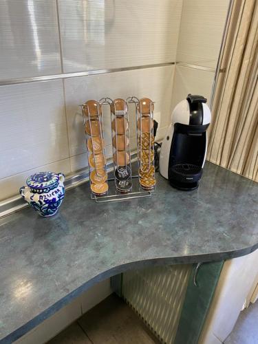 a counter top with a coffee maker and a coffee pot at APARTAMENTO GOR in Granada