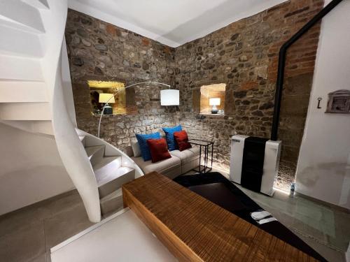 een woonkamer met een stenen muur bij casatorre medioevale in Campi Bisenzio