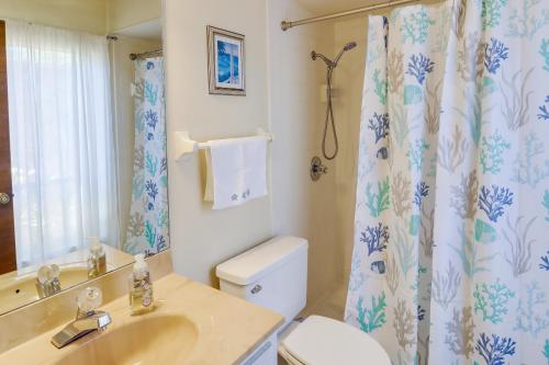 uma casa de banho com um lavatório, um WC e uma cortina de chuveiro. em Florida Vacation Rental 2 Mi to Rainbow River em Dunnellon