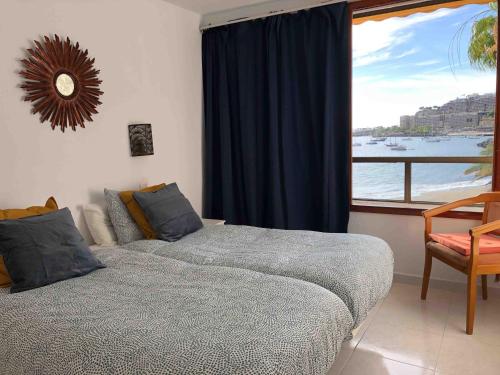 a bedroom with a bed and a window with a view at Doñana 414 in Patalavaca