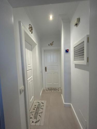 a hallway with a white door and a tile floor at Casa Daniella Vivienda A in Ingenio