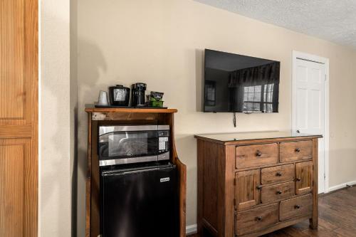 Una cocina o zona de cocina en Jonathan Creek Inn and Villas