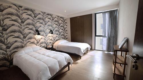 1 dormitorio con 2 camas y un mural en la pared en Wisconsin 68 PH1 · Brand New PH with Private Rooftop @ WTC en Ciudad de México