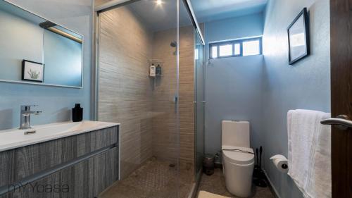 y baño con ducha, aseo y lavamanos. en Wisconsin 68 PH1 · Brand New PH with Private Rooftop @ WTC, en Ciudad de México