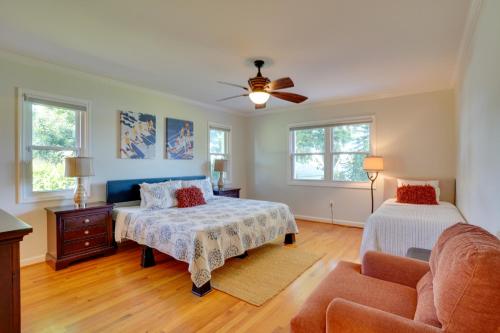 1 dormitorio con 2 camas y sofá en Lakefront Winter Haven Retreat Hot Tub and Patio!, en Winter Haven