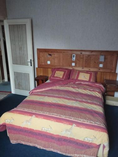 une chambre avec un grand lit avec des oreillers rouges dans l'établissement Charming little single storey house of 80 metre carre, à La Rochelle