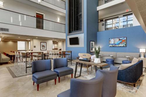 TV a/nebo společenská místnost v ubytování Drury Inn & Suites St. Louis St. Peters